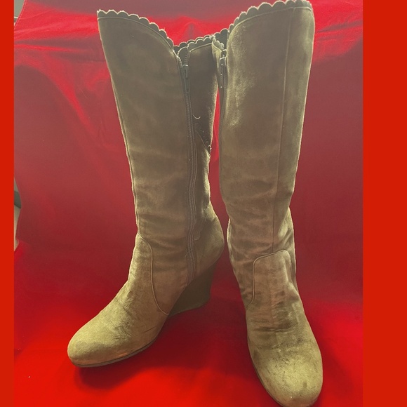Vintage BCBG Mid-Calf Green Suede Wedge Boots With Zipper - Picture 3 of 15